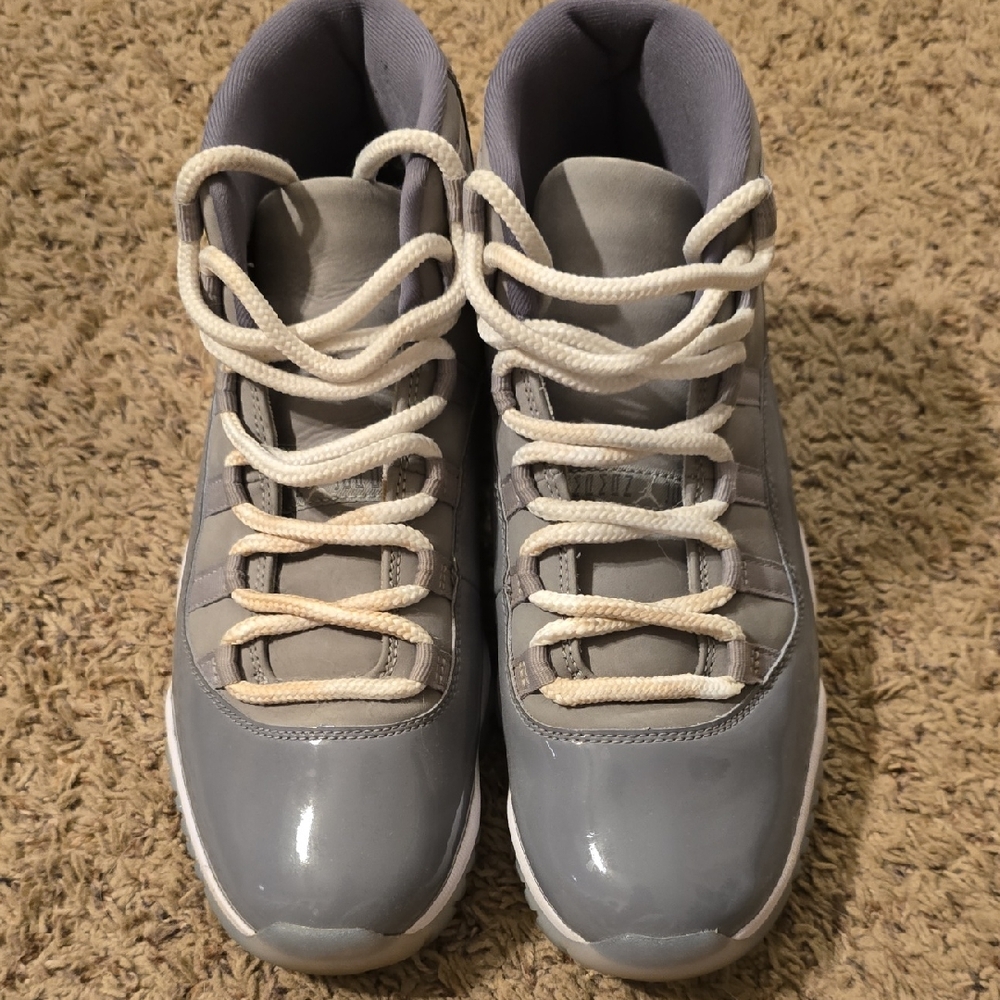 Jordan Men's Gray and White Retro Basketball Shoes